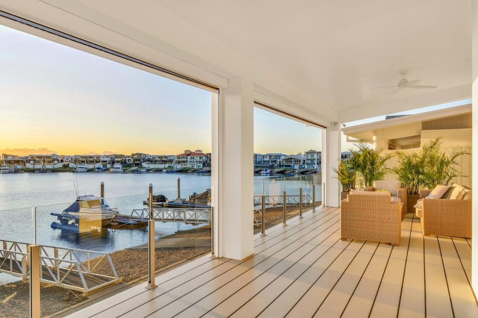 Waterfront-Bay View Villa in Port Macquarie