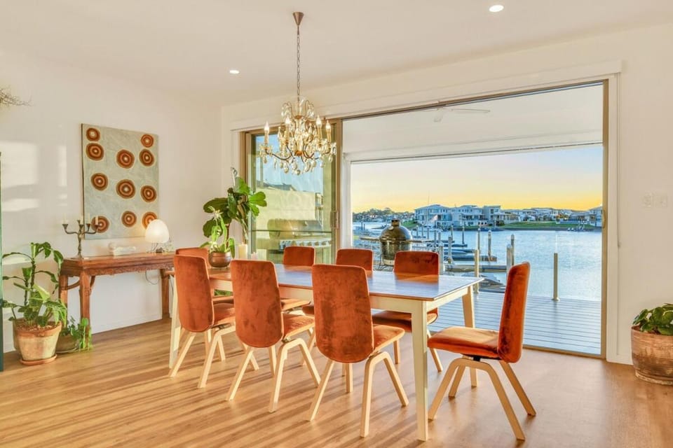 Waterfront-Bay View Villa in Port Macquarie