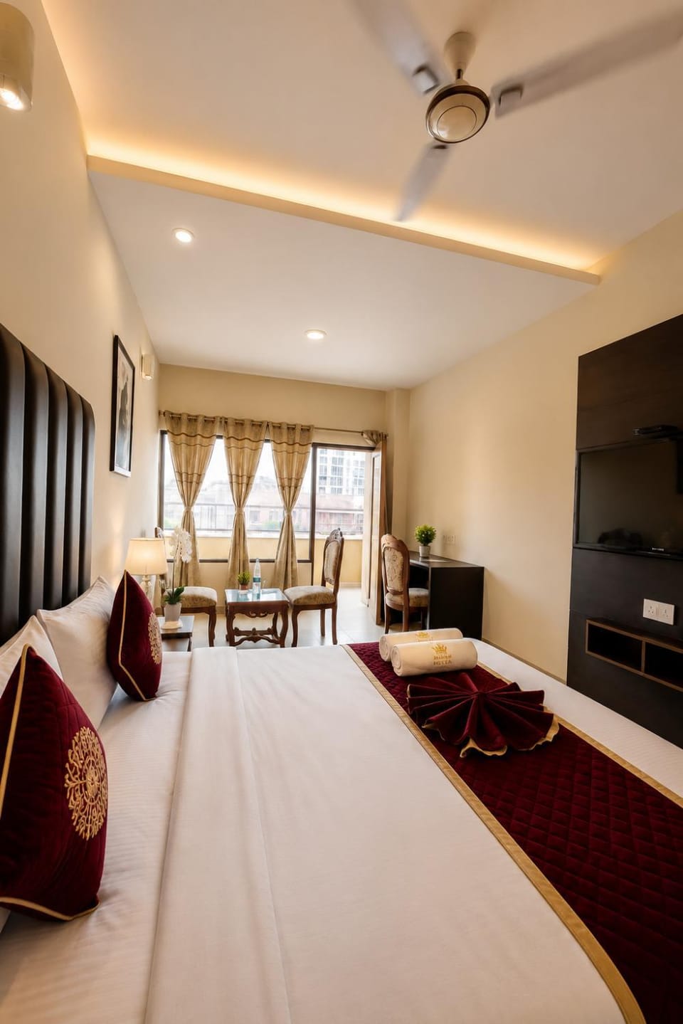 Communal lounge/ TV room, Bed, TV and multimedia, Living room, Photo of the whole room, Seating area, Evening entertainment, Bedroom, fireplace