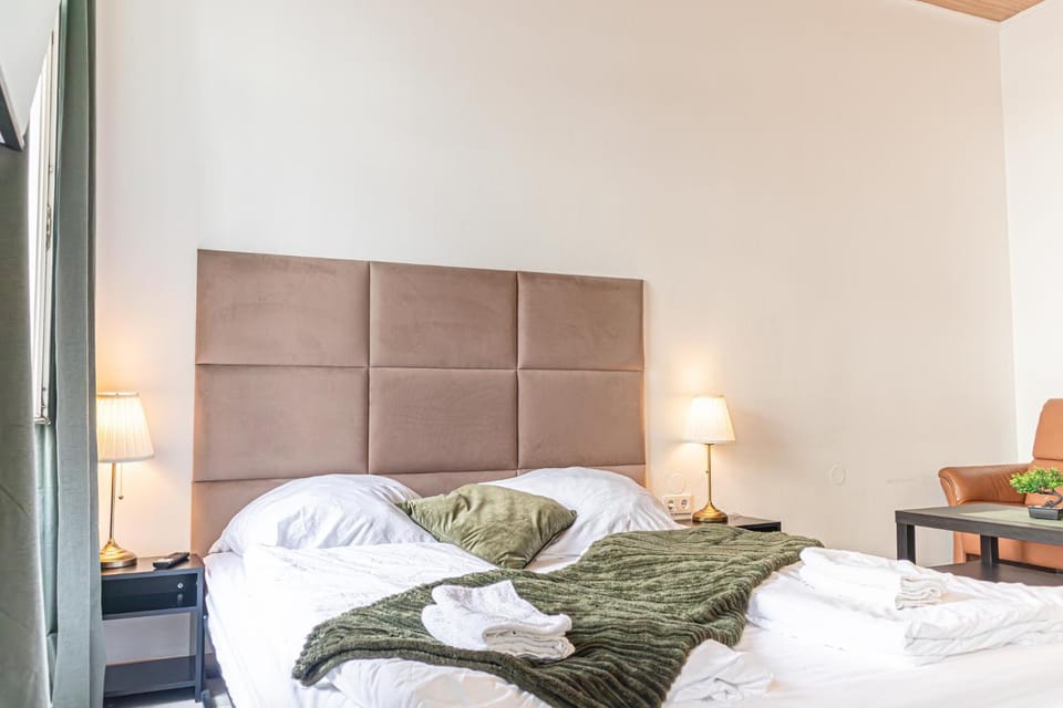 Bed, Bedroom, towels
