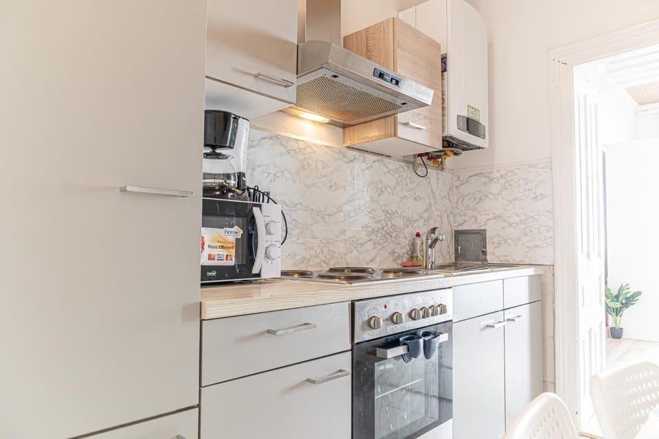 Coffee/tea facilities, Kitchen or kitchenette, stove