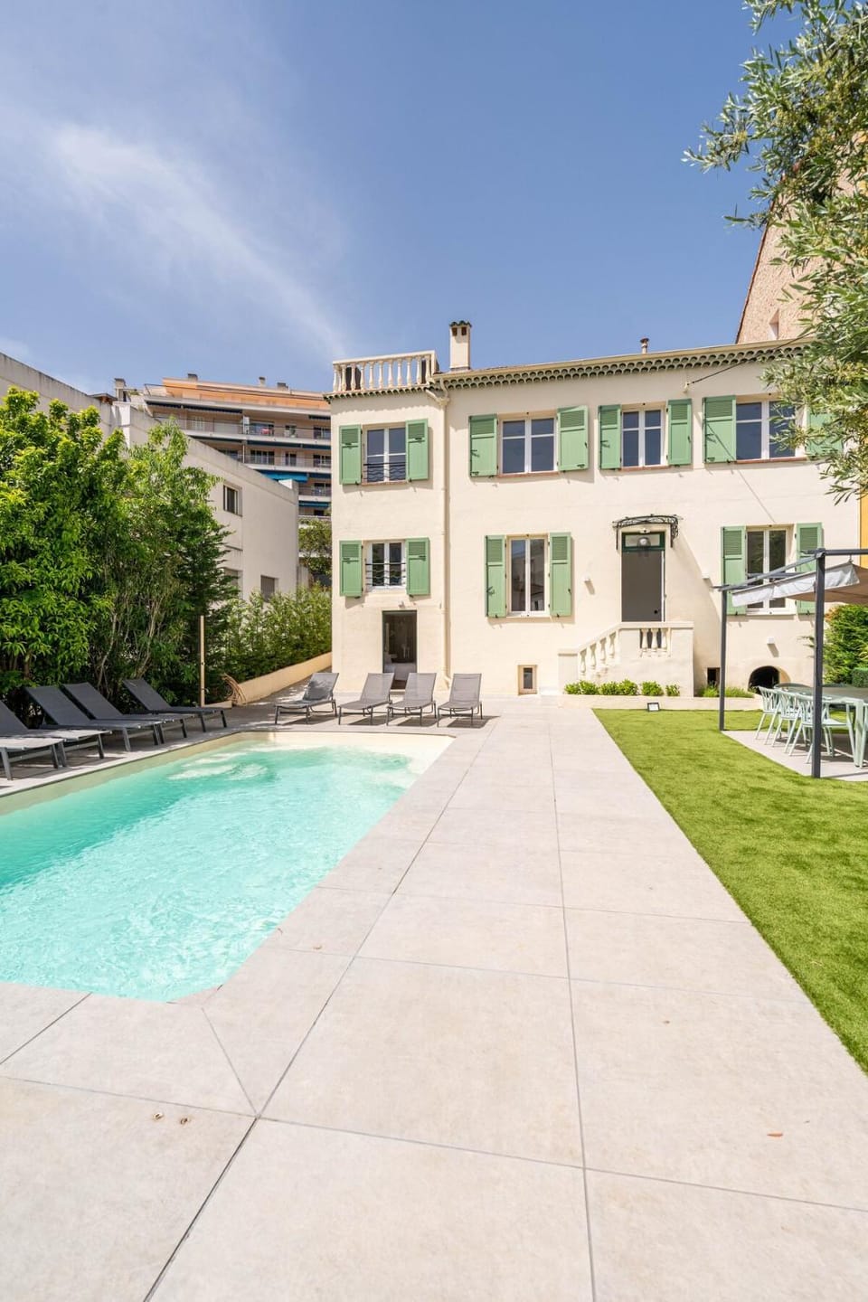 Property building, Day, Garden, Balcony/Terrace, Garden view, Pool view, Swimming pool, Swimming pool, sunbed