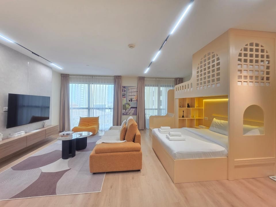 Bed, TV and multimedia, Living room, Photo of the whole room, Seating area, Evening entertainment, Bedroom
