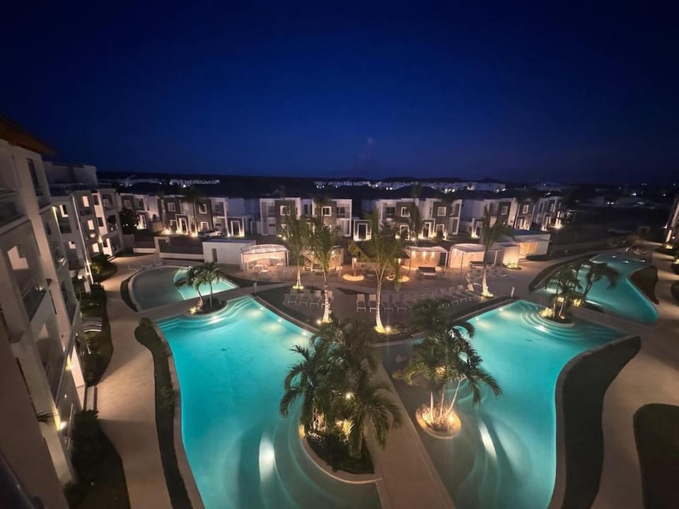 Garden Breeze Penthouse & Pool View l Mistral 401 Apartment in Dominicus