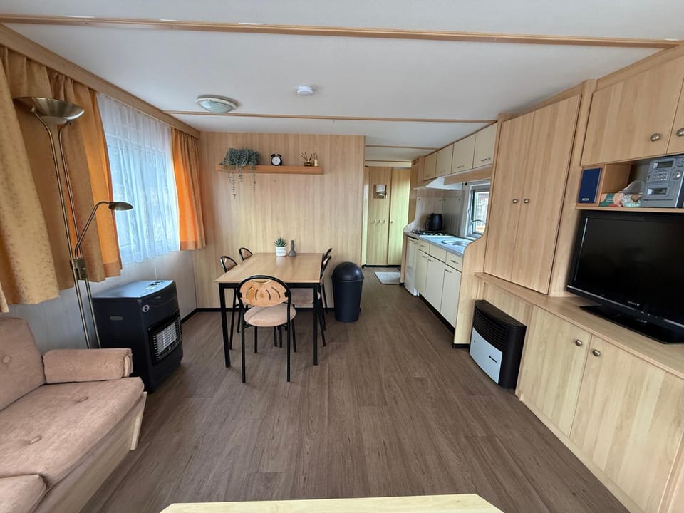 TV and multimedia, Kitchen or kitchenette, Living room, Dining area
