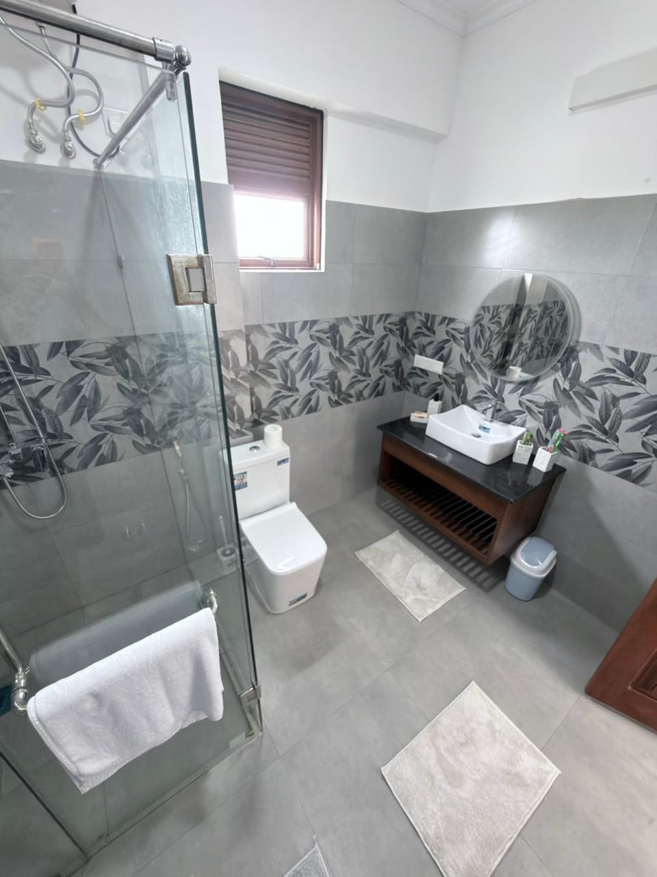 Shower, Toilet, Bathroom, towels