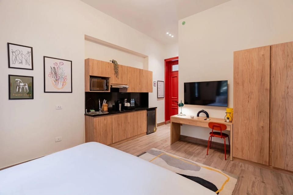 Bed, TV and multimedia, Kitchen or kitchenette, Photo of the whole room, Bedroom