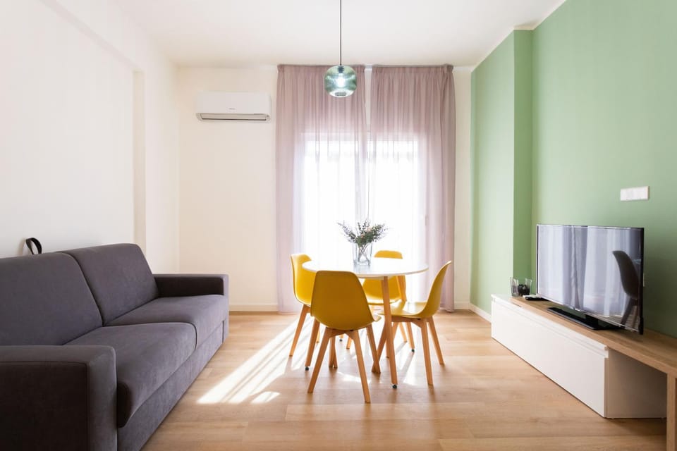TV and multimedia, Living room, Seating area, Evening entertainment, air conditioner