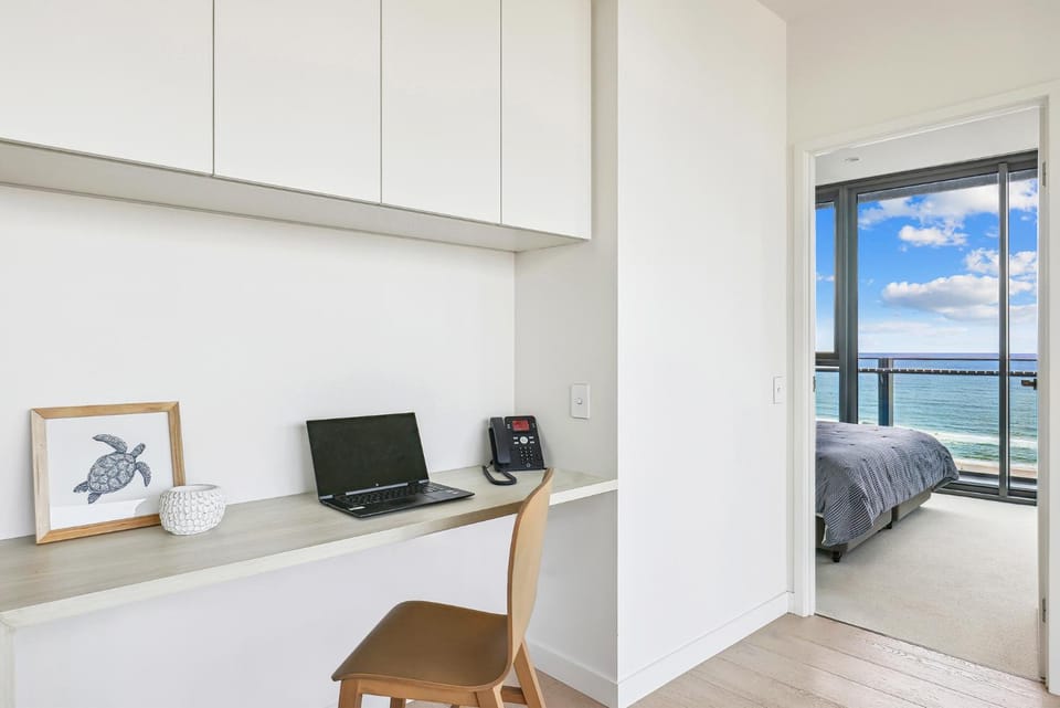 Broadbeach Central - Broadbeach - Modern - views - All amenities Apartment in Gold Coast
