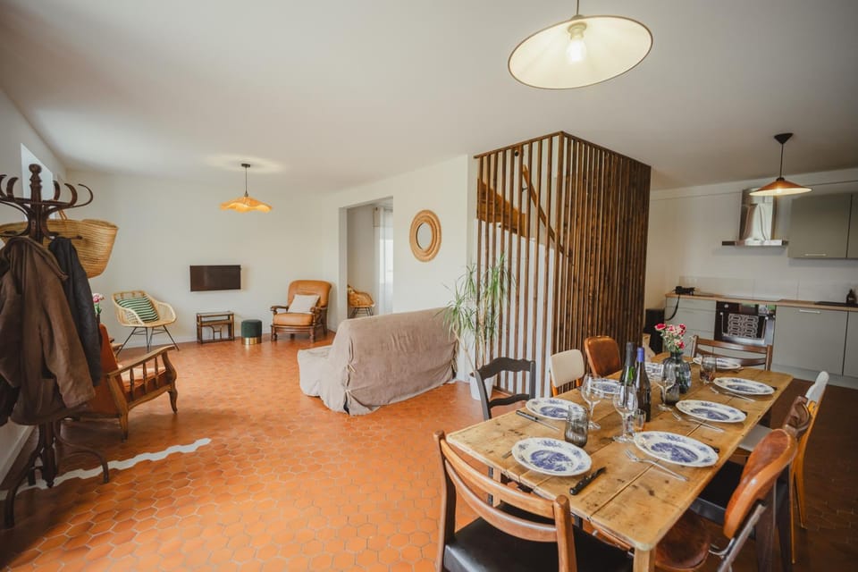 Seating area, Dining area