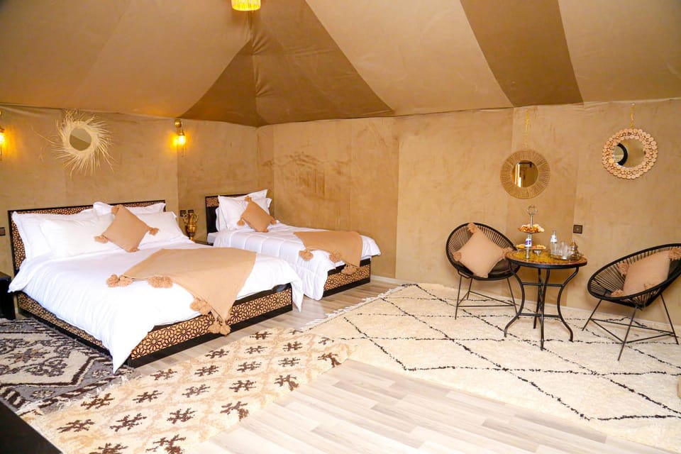 Property building, Bed, Photo of the whole room, Seating area, Bedroom