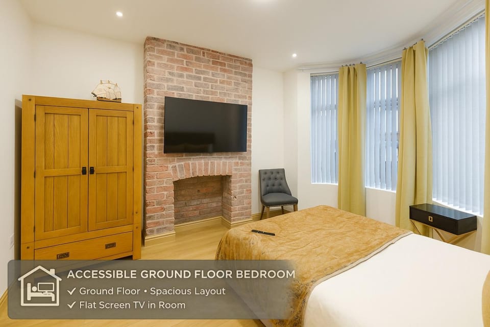 Bed, TV and multimedia, Photo of the whole room, Bedroom, Text overlay, wardrobe