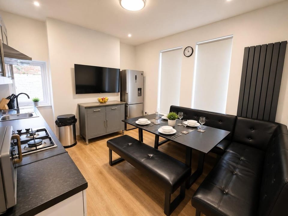 Kitchen or kitchenette, Living room, Seating area, Dining area, oven, stove