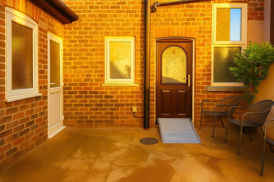 Patio, Facade/entrance, Day, Garden, Sunset, acessibility