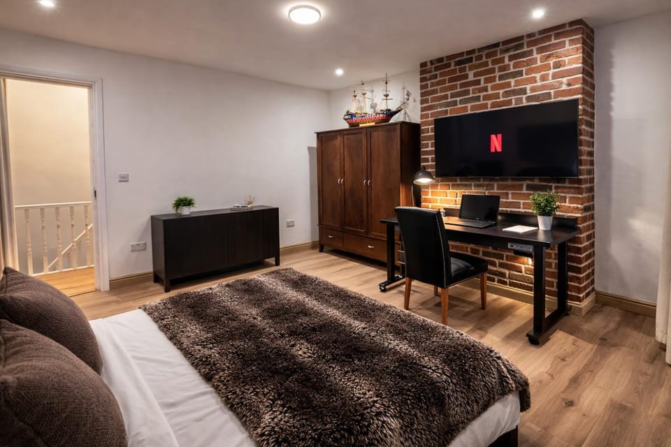 Bed, TV and multimedia, Photo of the whole room, Seating area, Bedroom, wardrobe