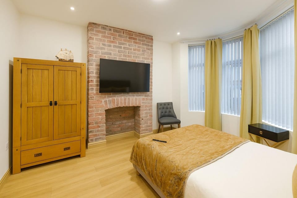 Communal lounge/ TV room, Bed, TV and multimedia, Photo of the whole room, Evening entertainment, Bedroom, wardrobe, acessibility