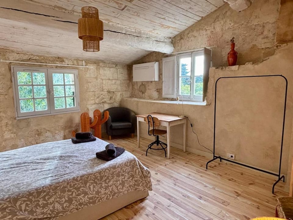 Photo of the whole room, Bedroom, towels