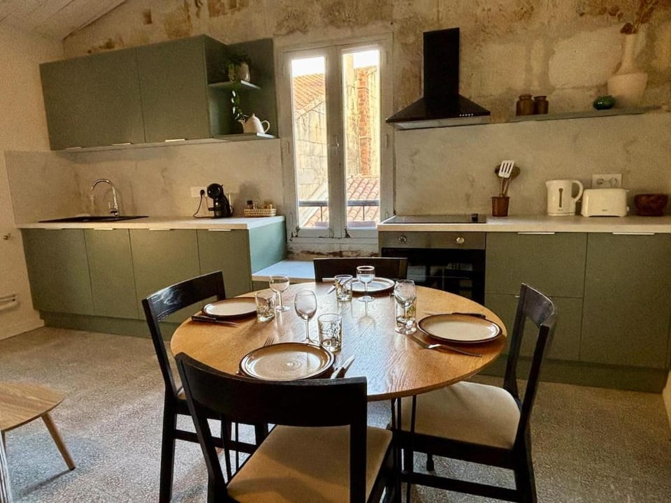 Kitchen or kitchenette, Dining area, stove