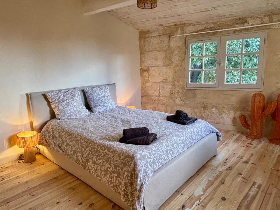 Bed, Photo of the whole room, Bedroom, towels
