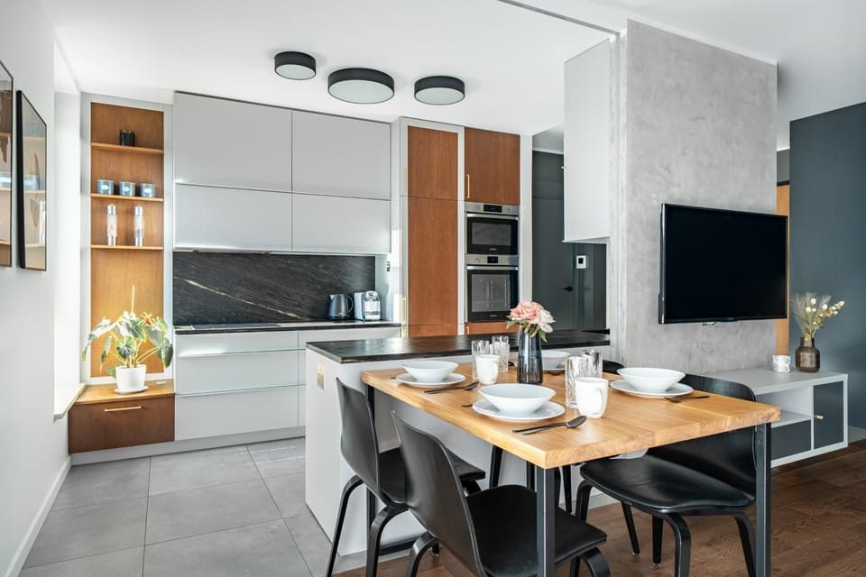 Coffee/tea facilities, Kitchen or kitchenette, Dining area, oven, stove