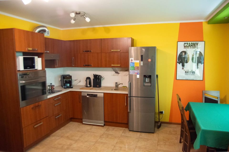 Kitchen or kitchenette, dishwasher, stove
