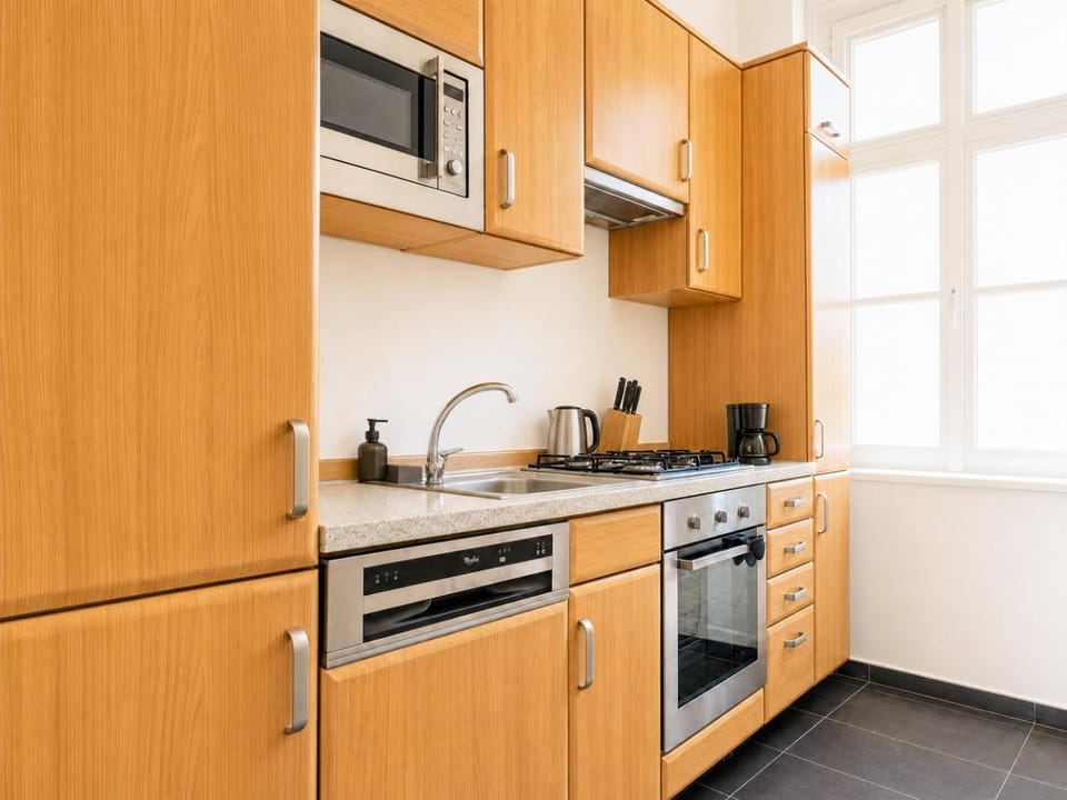 Coffee/tea facilities, Kitchen or kitchenette, oven, stove, toaster