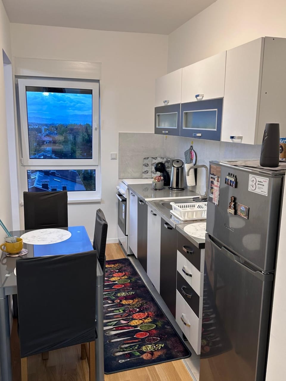 Dining area, oven, stove, toaster