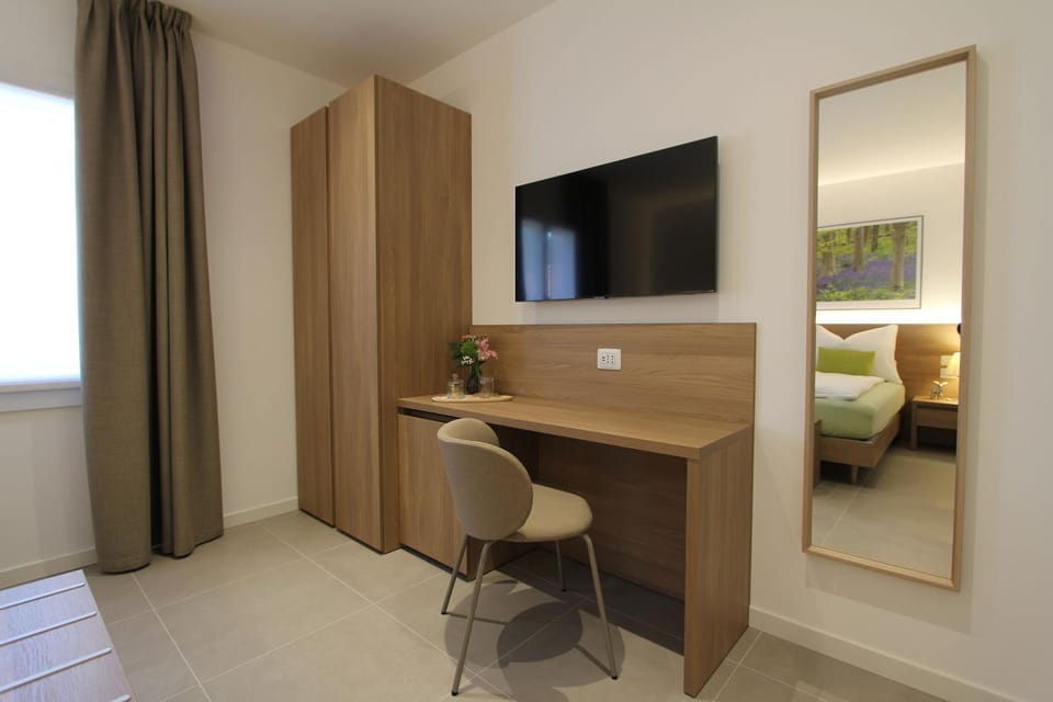Bed, TV and multimedia, Photo of the whole room, Bedroom, wardrobe