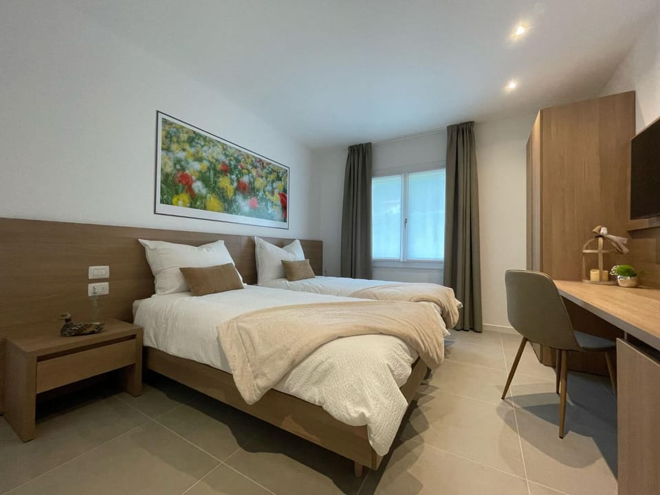 Bed, TV and multimedia, Photo of the whole room, Bedroom