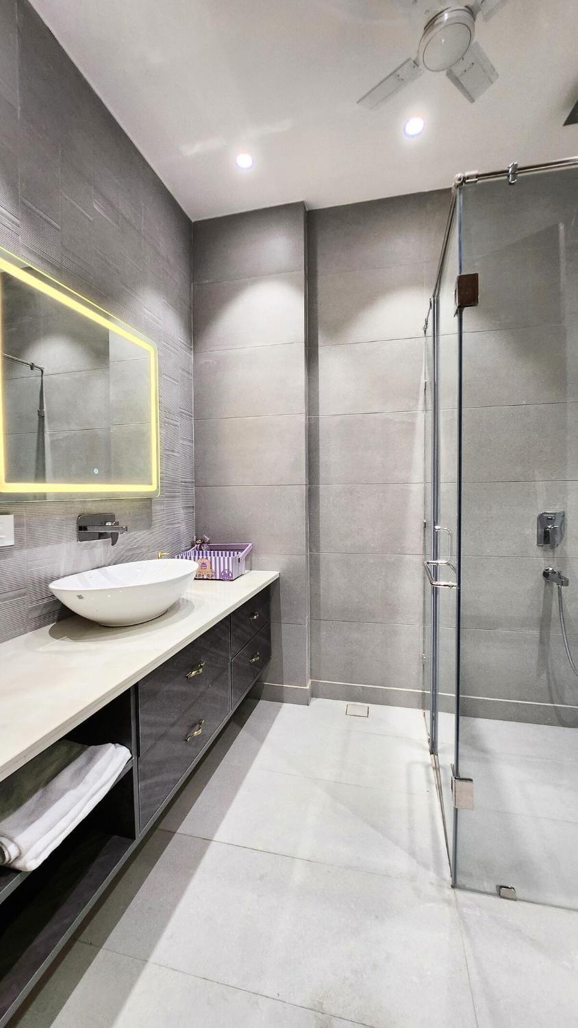 Stay Pall - The Urban Nest 3 BHK Apartment near Rajouri Garden Metro Station in Delhi Apartment in Delhi