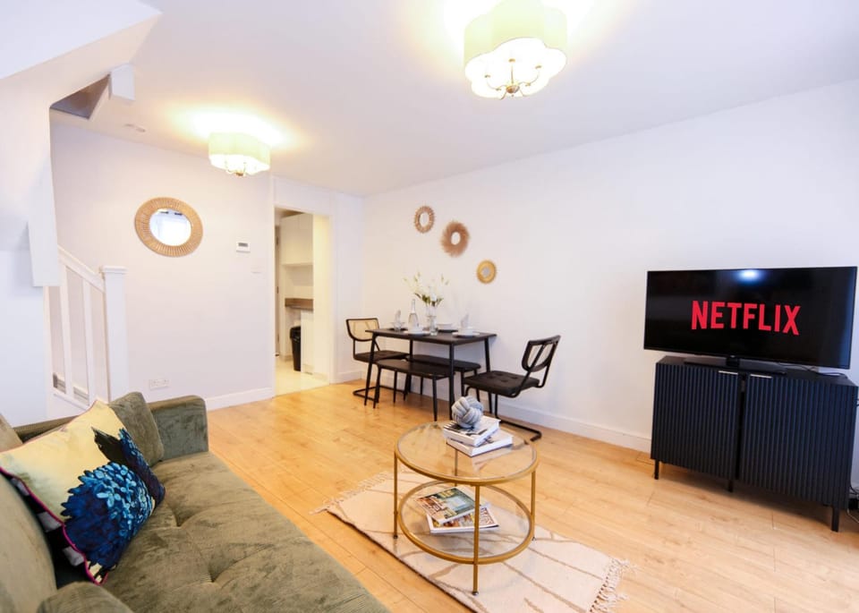 TV and multimedia, Living room, Seating area, Dining area, heating, heating, internet, internet