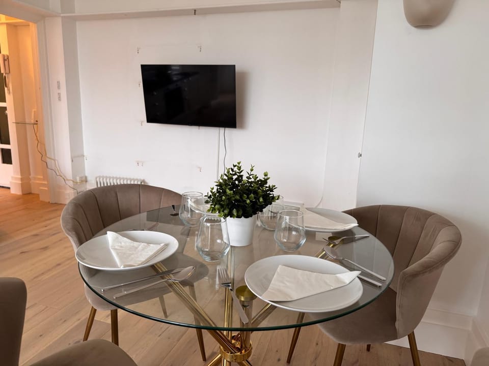 Modern One Bedroom Stay Moments from Kings Cross Station Apartment in London Borough of Islington