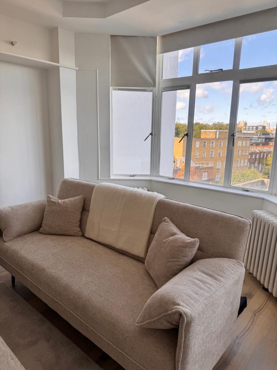 Modern One Bedroom Stay Moments from Kings Cross Station Apartment in London Borough of Islington