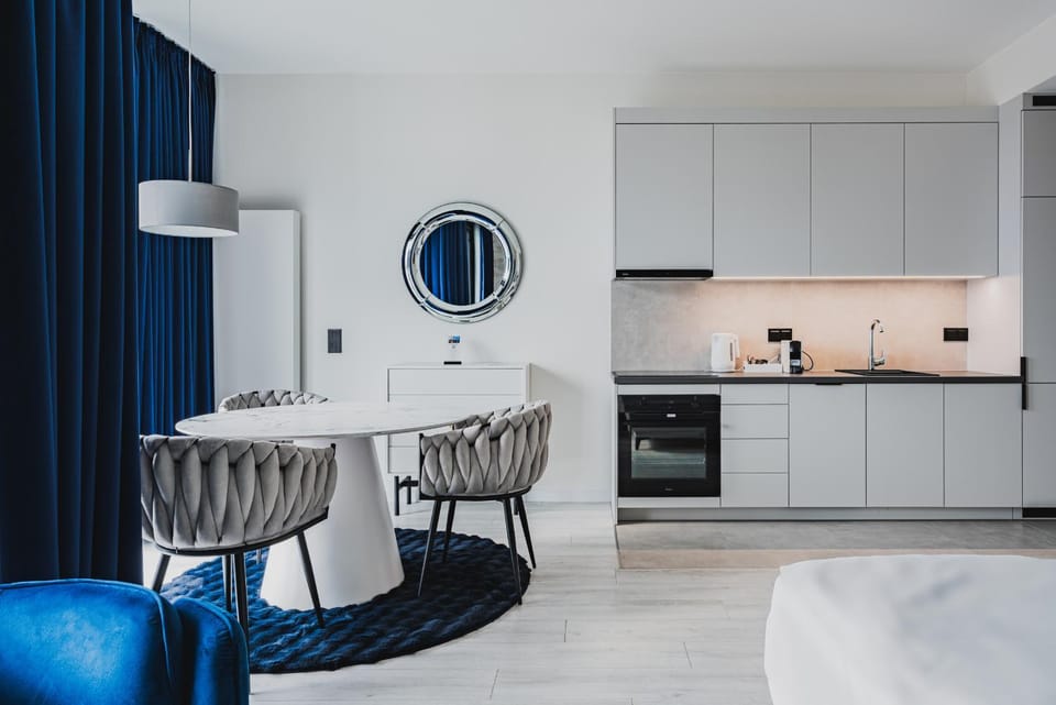 Coffee/tea facilities, Kitchen or kitchenette, Seating area