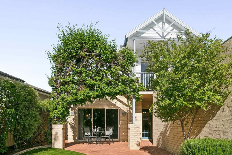 Kingsley Lake House 500Mbps Lakeside Wineries House in Perth