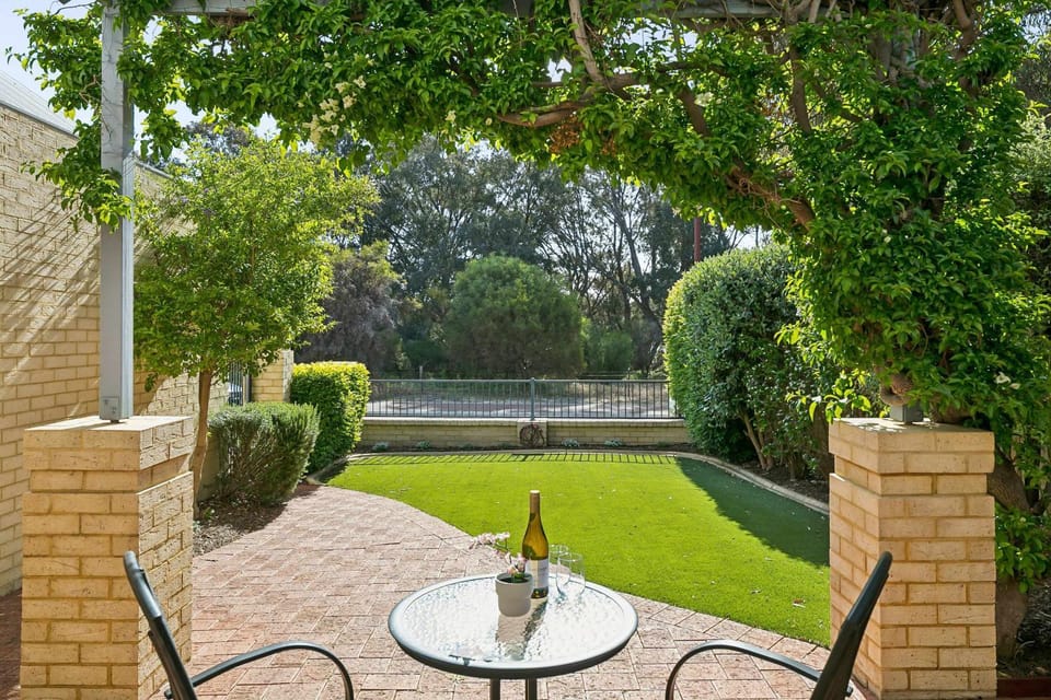 Kingsley Lake House 500Mbps Lakeside Wineries House in Perth
