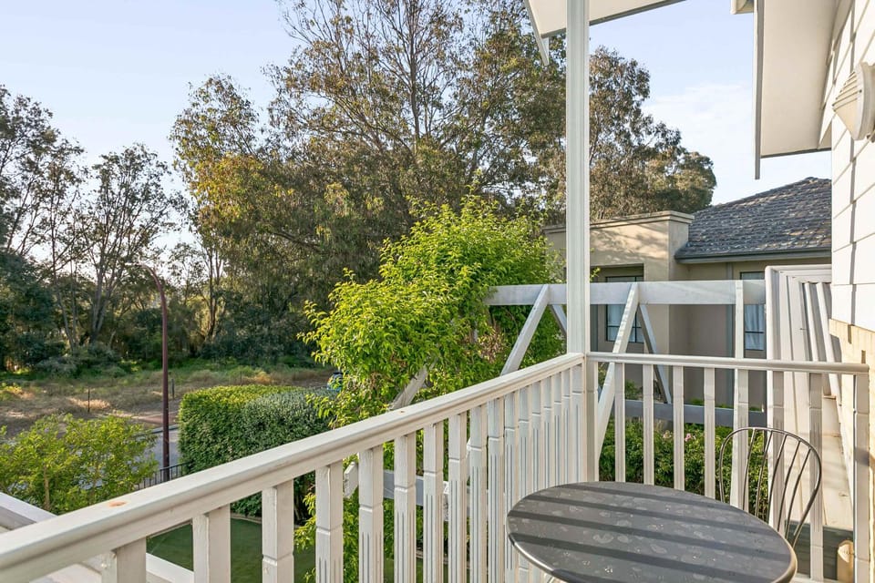 Kingsley Lake House 500Mbps Lakeside Wineries House in Perth