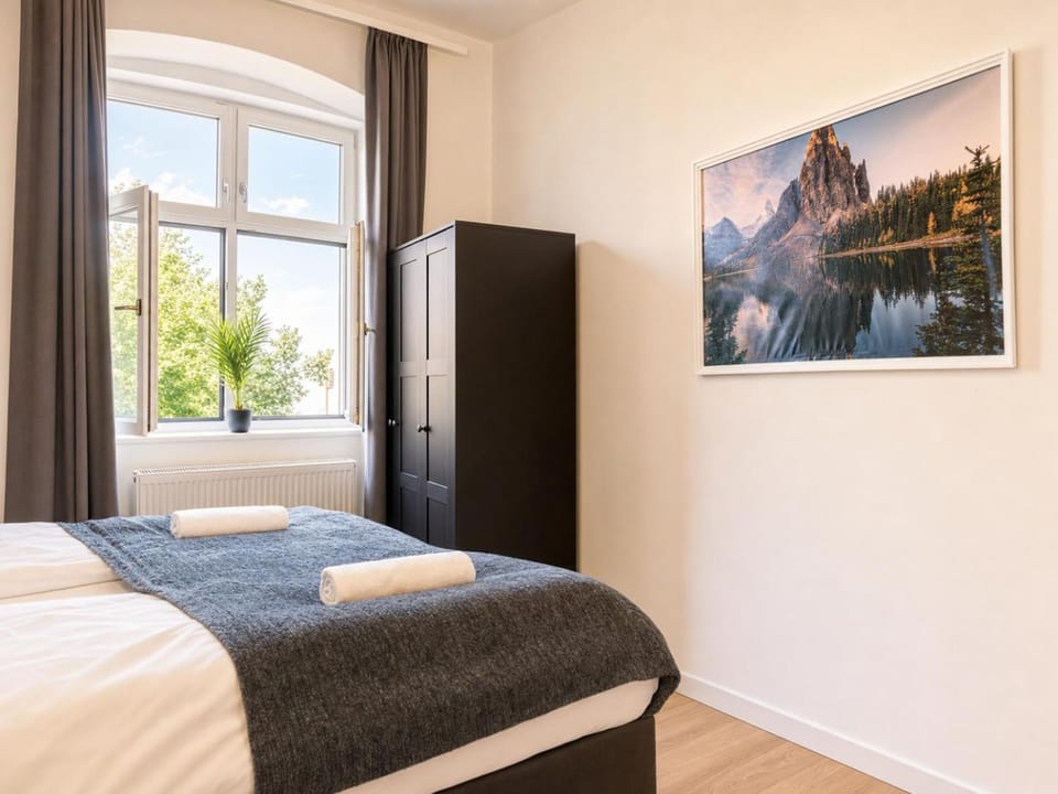 Bed, TV and multimedia, Bedroom
