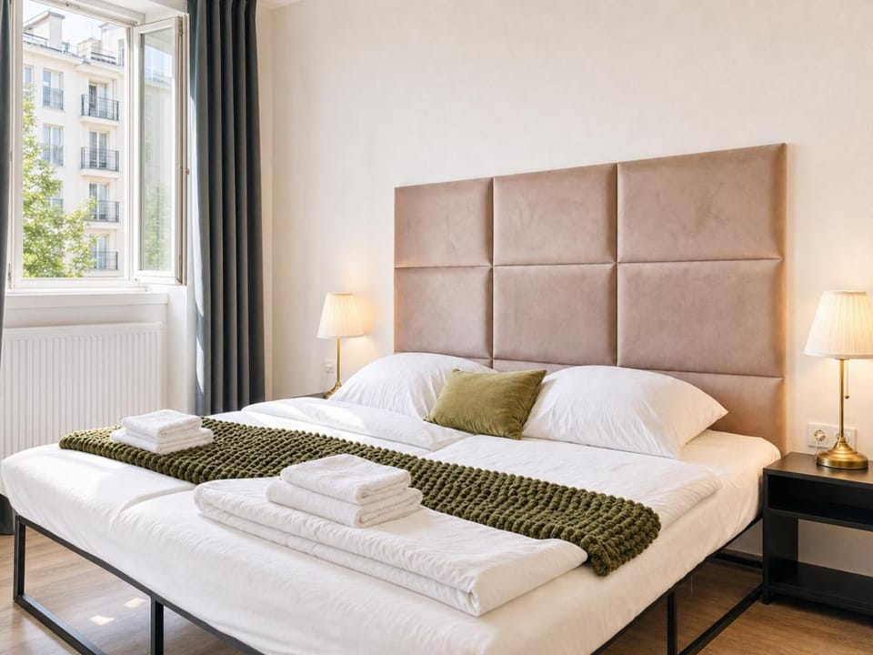 Bed, Bedroom, towels