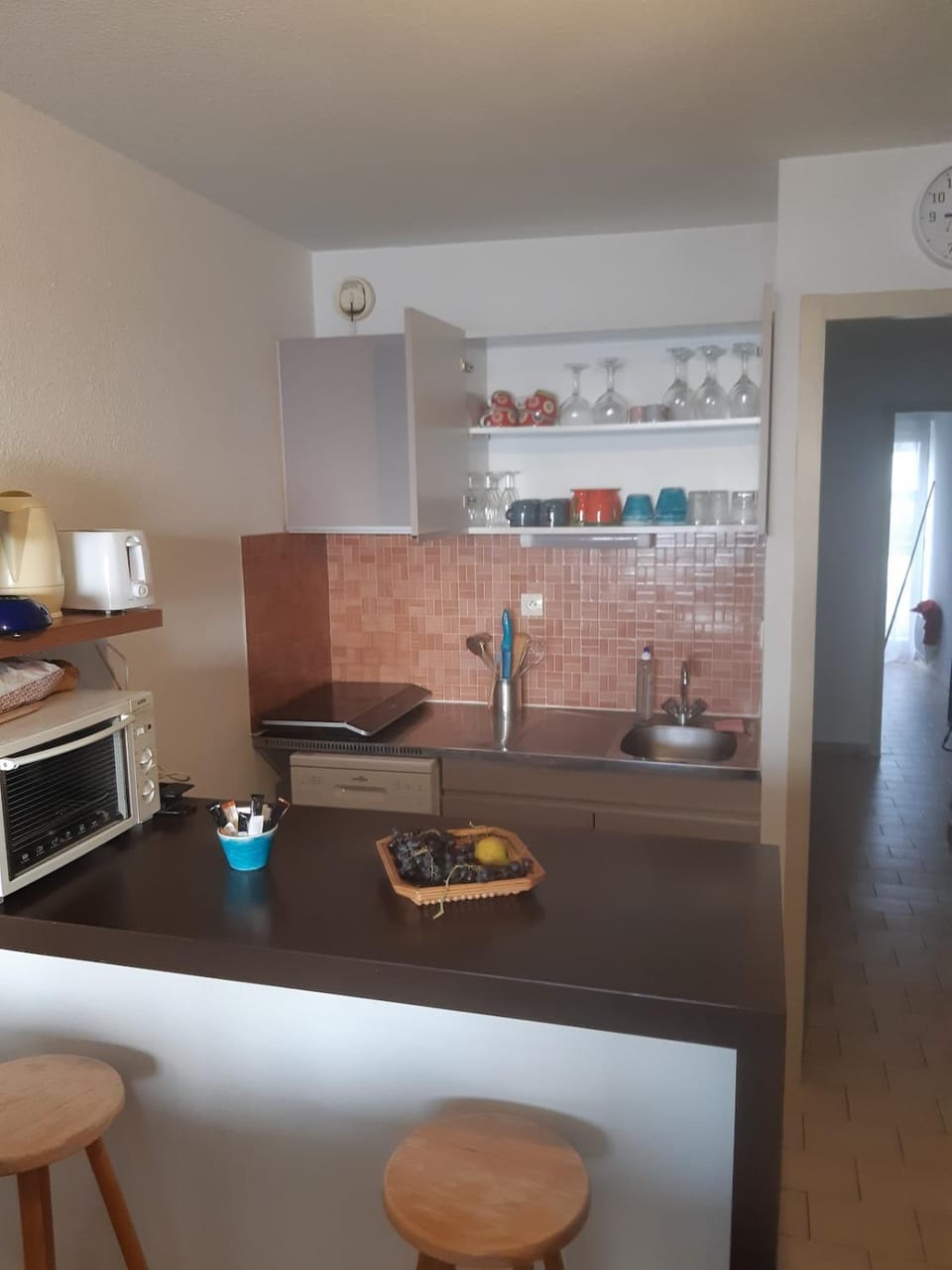 Kitchen or kitchenette, dishwasher, oven