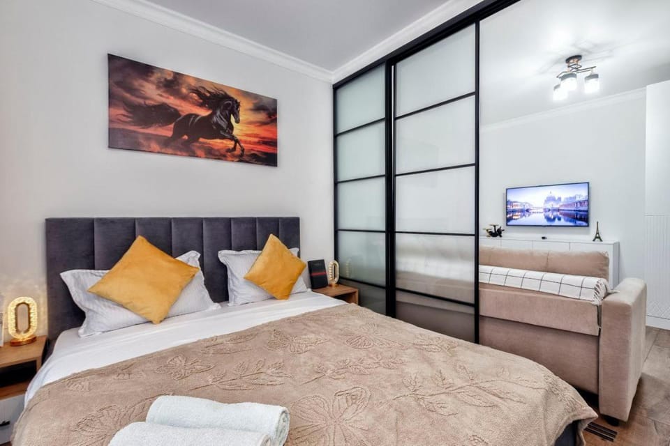 Bed, TV and multimedia, Photo of the whole room, Bedroom, towels