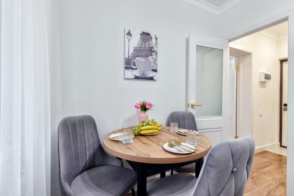 Seating area, Dining area