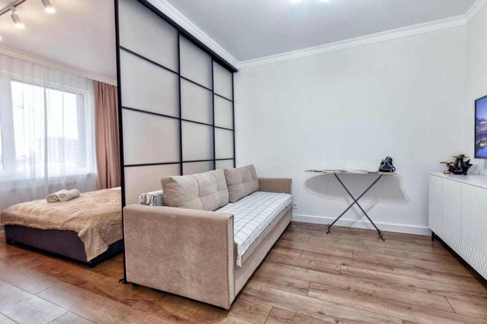 Bed, TV and multimedia, Living room, Photo of the whole room, Seating area, Bedroom