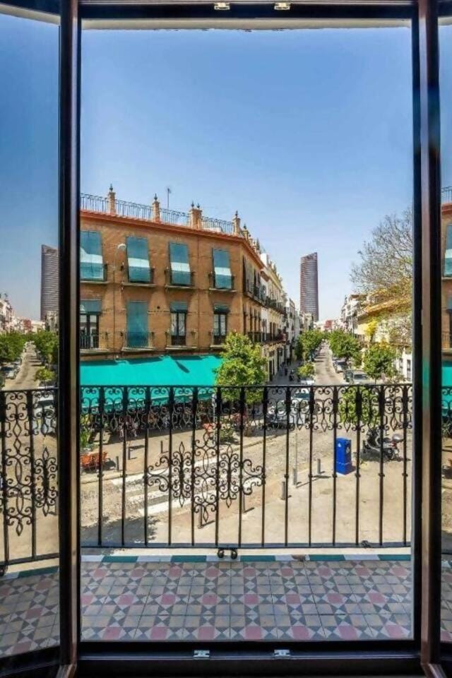 Alzhara Suites II Balcón Triana Torre Pelli Apartment in Seville