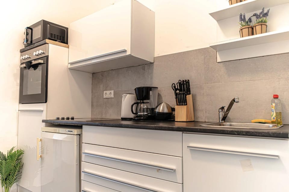 Coffee/tea facilities, Kitchen or kitchenette, stove
