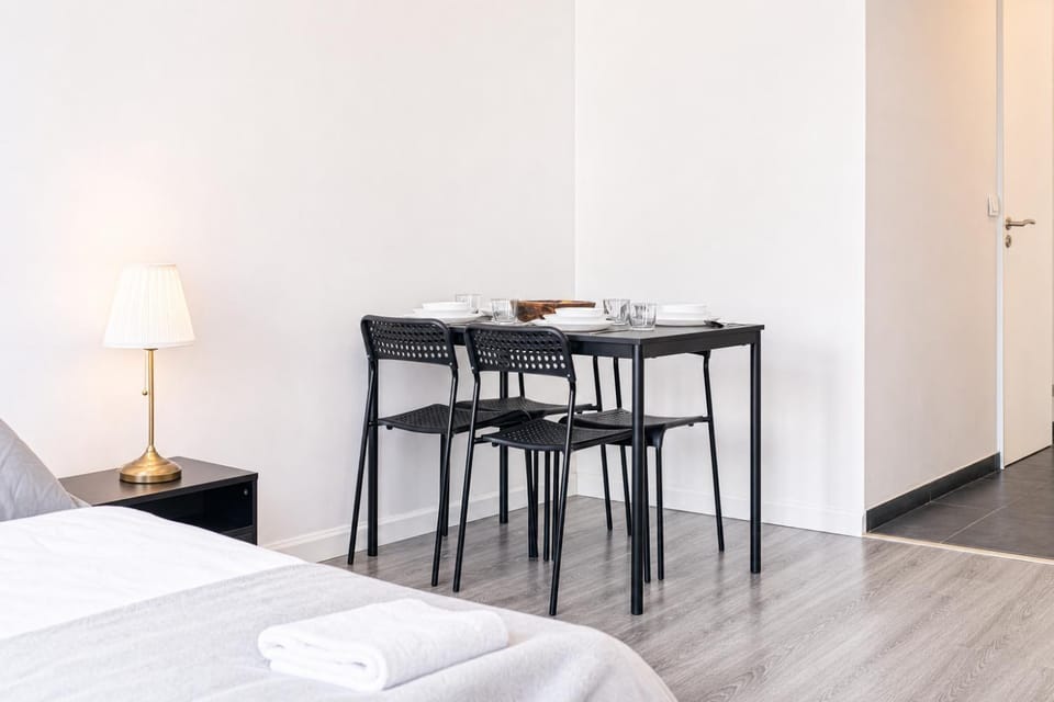 Bed, Seating area, Dining area, Bedroom