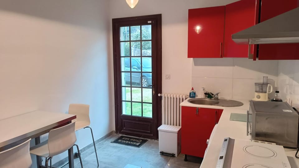 Kitchen or kitchenette, Dining area, oven, stove