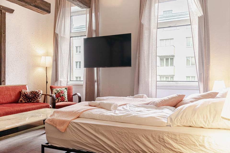 Bed, TV and multimedia, Bedroom, towels