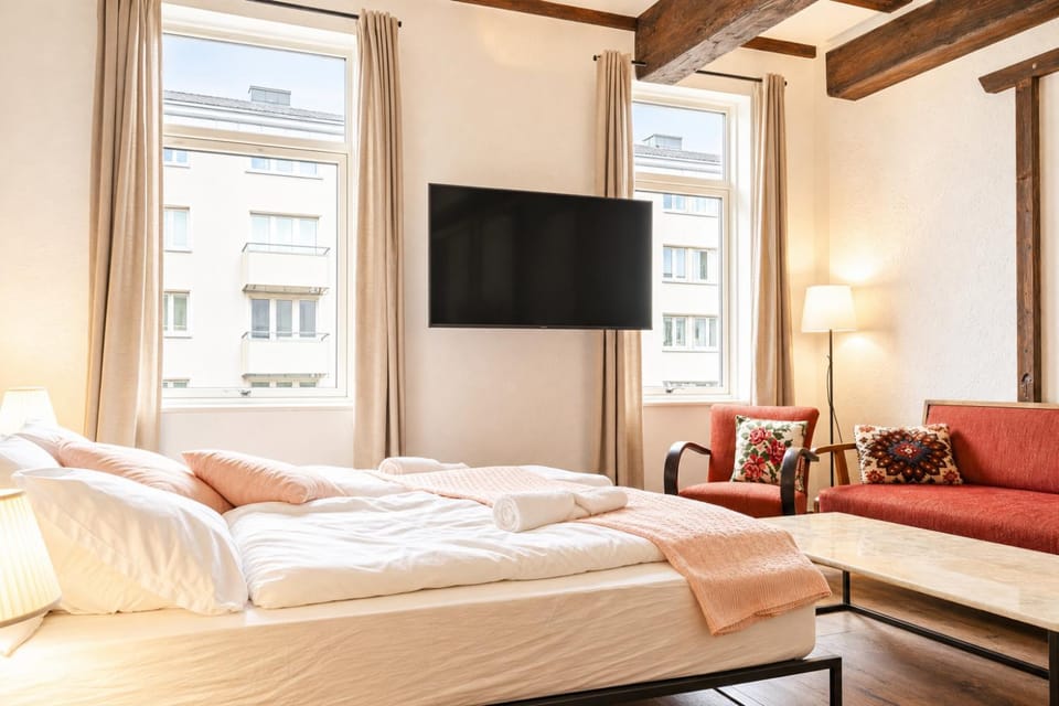 Bed, TV and multimedia, Seating area, Bedroom, towels
