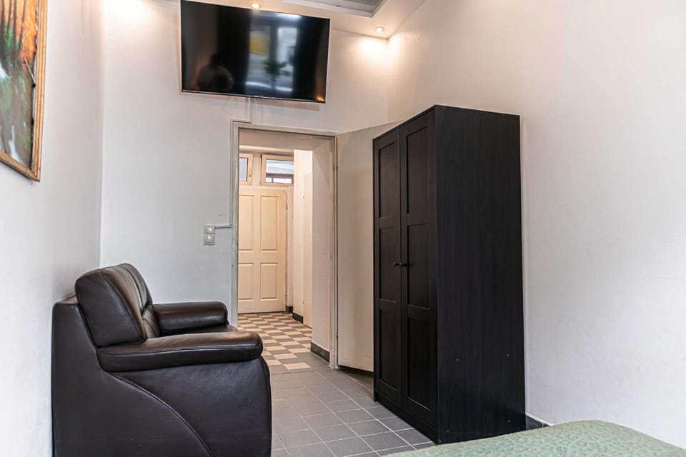 Bed, TV and multimedia, Seating area, Bedroom, wardrobe